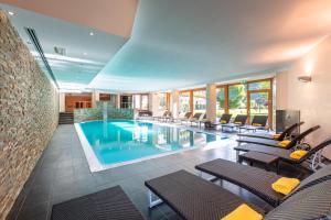 拉瓦斯克莱托拉沛拉酒店的一座配有桌椅的酒店游泳池