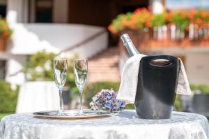 拉瓦斯克莱托拉沛拉酒店的一张桌子,上面放着两杯酒, 水罐