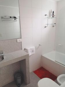 布宜诺斯艾利斯Palermo Deluxe Apartment的浴室配有卫生间、浴缸和水槽。