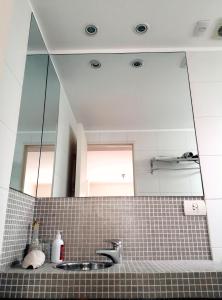布宜诺斯艾利斯Palermo Deluxe Apartment的一间带水槽和大镜子的浴室
