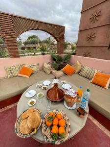 马拉喀什villa darga rouge的露台上的餐桌上放着食物