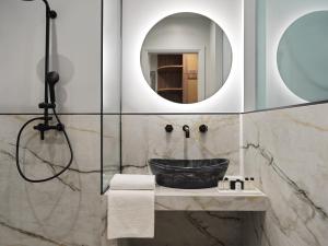 雅典Athens City View Urban Suites的一间带水槽和镜子的浴室