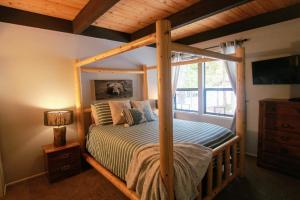 国王海滩Woodsy retreat near Northstar & lake的一间卧室配有一张带木制床架的床