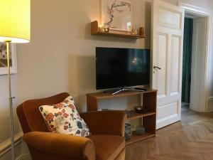 斯德哥尔摩Artistic and light 2 room apartment in SoFo 65sqm的客厅配有椅子和平面电视