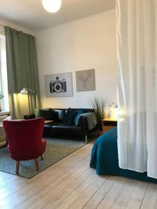 斯德哥尔摩Bohemian and light one room apartment in SoFo 31sqm的客厅配有床和沙发