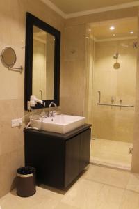 帝力诺瓦图里斯莫度假村及Spa酒店的一间带水槽和淋浴的浴室