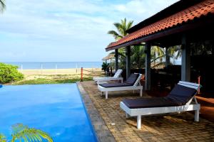 卡尔皮蒂耶Wellé Wadiya Beach Villa的海滩旁带游泳池的别墅
