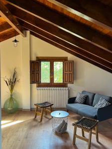 Ambas AguasA Porteliña Casa Rural的客厅配有蓝色的沙发和桌子
