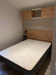 圣西普里安MOBIL-HOME NEUF 2021 3CH 34 M2的一张位于带白色床垫的房间内的床铺