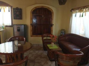 萨尤利塔Hacienda Jaqueline的客厅配有真皮沙发和桌子