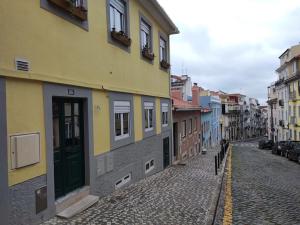 里斯本Apartamento acolhedor no coração de Lisboa的城市中一条鹅卵石街道,有建筑