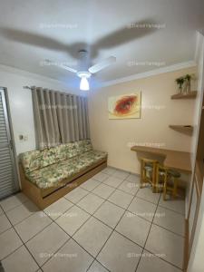 卡达斯诺瓦斯DiRoma Fiori Caldas Novas - YMT - 030的客厅配有沙发和桌子