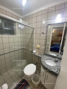 卡达斯诺瓦斯DiRoma Fiori Caldas Novas - YMT - 030的一间带卫生间、水槽和镜子的浴室
