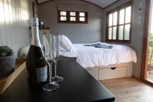 布里斯托Luxury, rural Shepherds Hut with hot tub nr Bath的相册照片