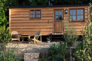 布里斯托Luxury, rural Shepherds Hut with hot tub nr Bath的相册照片