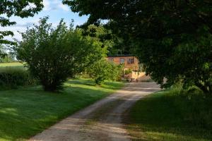 布里斯托Luxury, rural Shepherds Hut with hot tub nr Bath的相册照片