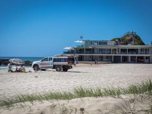 黄金海岸White Dolphin Unit 5的停在海滩上建筑旁边的卡车