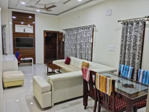 Corner apartment, 2BHK with good privacy, parking的休息区