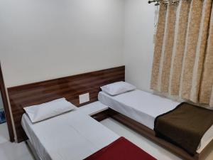班加罗尔Corner apartment, 2BHK with good privacy, parking的一间卧室设有两张床和窗户。