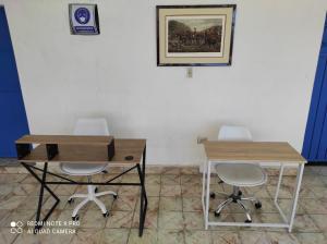 圣何塞德尔卡沃Hotel Casa Ceci Inn的房间里有两张桌子和两张椅子