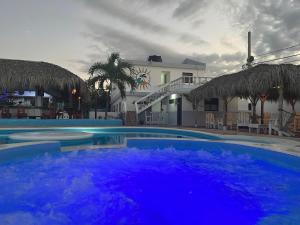 拉罗马纳索尔阿祖尔酒店的大楼前的蓝色海水游泳池
