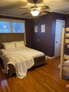 阿比林Cornerhouse, an Abilene Classic的一间卧室配有一张床和吊扇