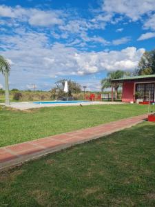 比亚瓜伊Quinta el quebracho的红色建筑公园内的游泳池