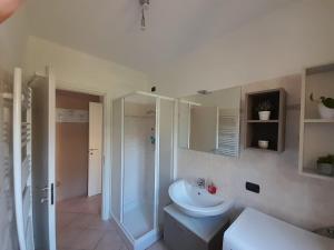 勒威诺Marco Apartment - Holiday Apartment Luino的浴室配有卫生间、盥洗盆和淋浴。