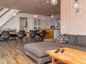 格莱斯堡10 person holiday home in Glesborg的客厅配有沙发和桌子