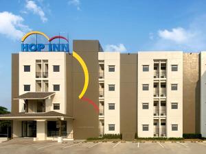 南府Hop Inn Nan的上面有跳跃出租标志的建筑