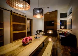 西优胜美地Alpenglow 3的客厅配有木桌和沙发