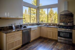 西优胜美地Alpenglow 3的一个带木制橱柜和大窗户的厨房