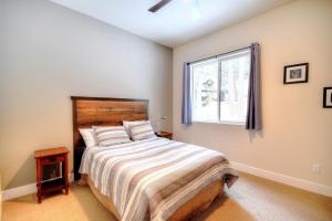 西优胜美地Eureka的一间卧室设有一张大床和一个窗户。