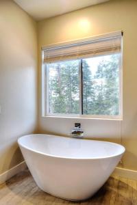 西优胜美地Eureka的带窗户的浴室内的白色大浴缸