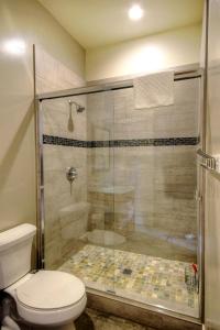 西优胜美地Eureka的带淋浴、卫生间和玻璃淋浴间的浴室