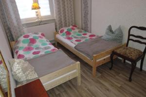 斯维诺乌伊希切Holiday flat, Swinoujscie的小房间设有两张床和椅子