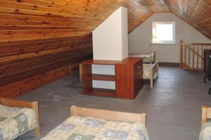 什切青holiday home, Szczecin的客房设有两张床和木制天花板。