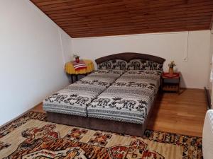 福纽德Napsugar Nyaraló的一间位于地毯间的卧室