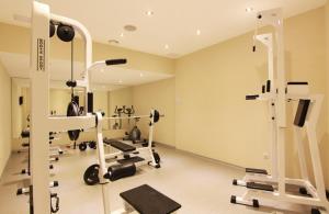 阿赫洛伊Къща за гости Мускат 2的一间设有数台跑步机的健身房