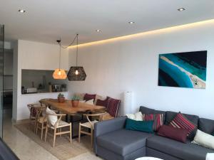 拉萨维纳Ponent Formentera的客厅配有沙发和桌子