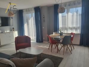 加茨比亚格拉Amko Style Apartament Nord 6 Willa Nord的客厅配有桌椅