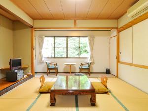 Kami玉莫诺温泉日式旅馆的客厅配有桌椅和窗户。
