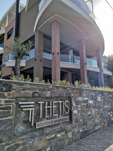 新马尔马拉斯Thetis Boutique Apartments的前面有标志的建筑