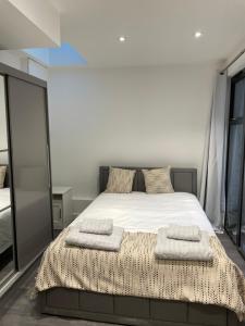 伦敦4 Islington Park Street的一间卧室配有一张床,上面有两条毛巾