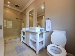 巴利托Relax Inn的浴室配有卫生间、盥洗盆和淋浴。