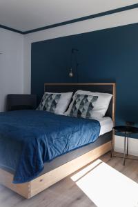伊尔米茨KRACHER Landhaus No. 3的一间卧室设有一张蓝色墙壁的大床