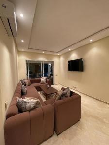 西迪拉哈尔CASA BAY BEACH OMK的带沙发和平面电视的客厅