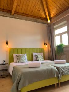 波尔图Lost Inn Porto Hostel的卧室内的两张床,配有绿色床头板