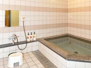 KamiKami - Hotel / Vacation STAY 15951的带浴缸、淋浴和卫生间的浴室