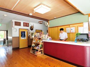 KamiKami - Hotel / Vacation STAY 15951的站在商店柜台上的人